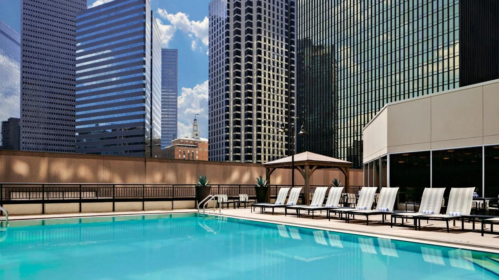 5 Hoteles Destacados Cerca de Highland Park Village en Dallas
